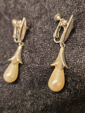 Vintage Pearl Drop Clip on earrings silver tone fleur de Lis